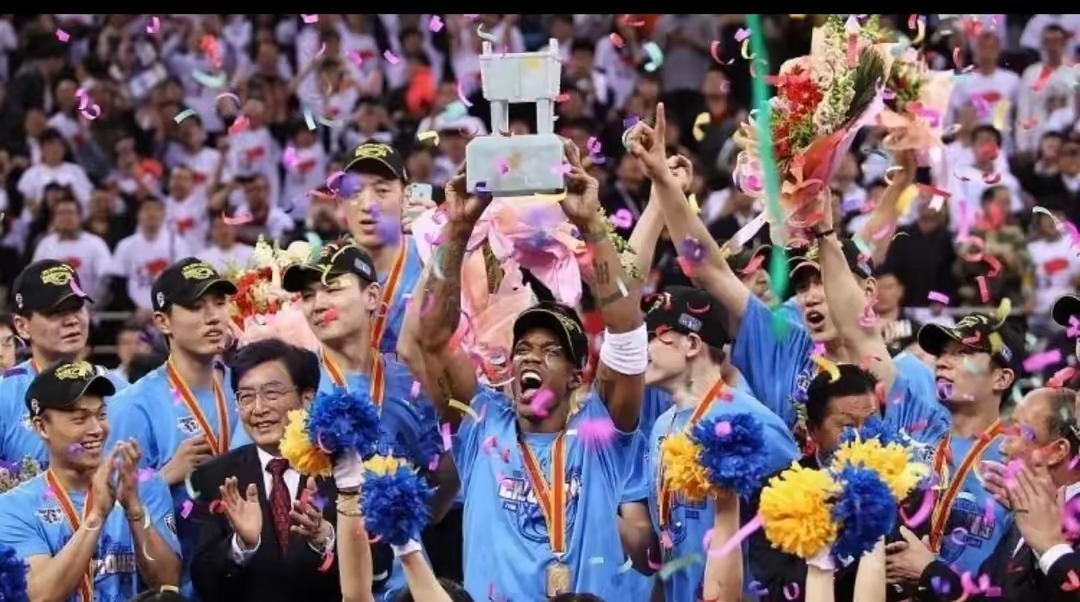 穆雷迎来五赛季出色发挥，独行侠观众热烈欢呼！