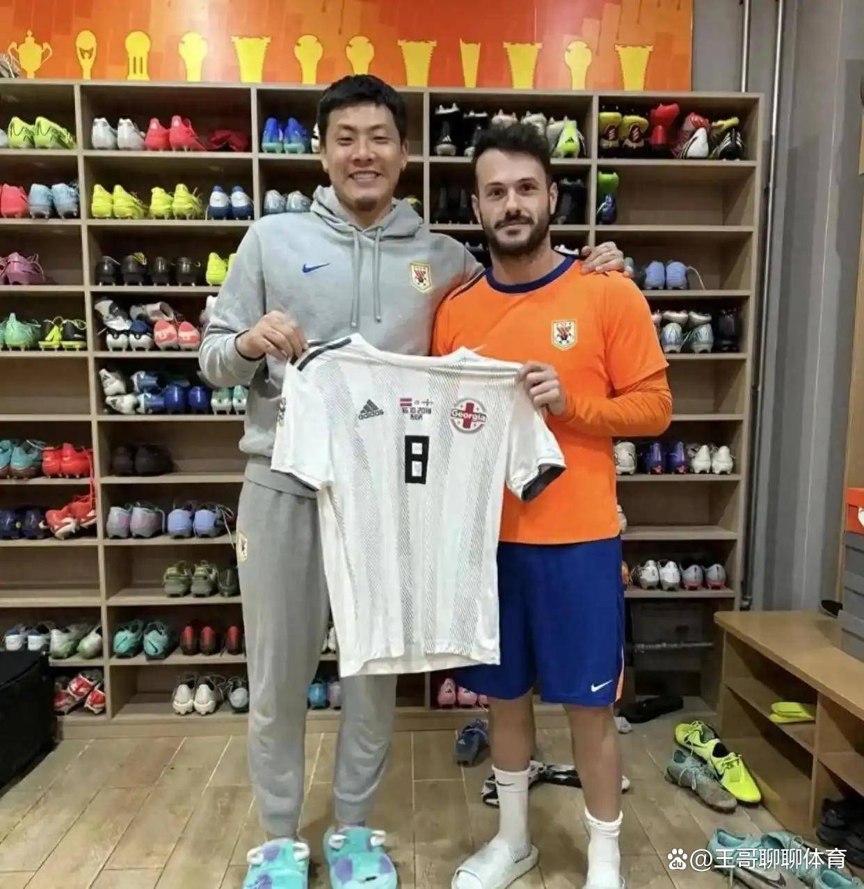 包含今夜突围战来临，山东泰山围绕意大利杯刷新队史纪录，更衣室稳定，球队文化再被提及的词条